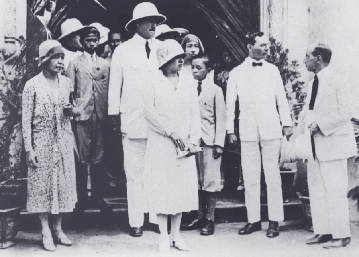 คุณหญิงมโนปกรณ์นิติธาดา (ยืนซ้ายสุด) ตามเสด็จสมเด็จพระนางเจ้ารำไพพรรณี พระบรมราชินี เสด็จสถานปาสเตอร์ เมืองไซ่ง่อน 14 เมษายน พ.ศ. 2473 อาจเป็นภาพสุดท้ายก่อนรถยนต์ที่คุณหญิงนั่งในขบวนเสด็จพระราชดำเนินจะประสบอุบัติเหตุ (ภาพจาก หอจดหมายเหตุแห่งชาติ)