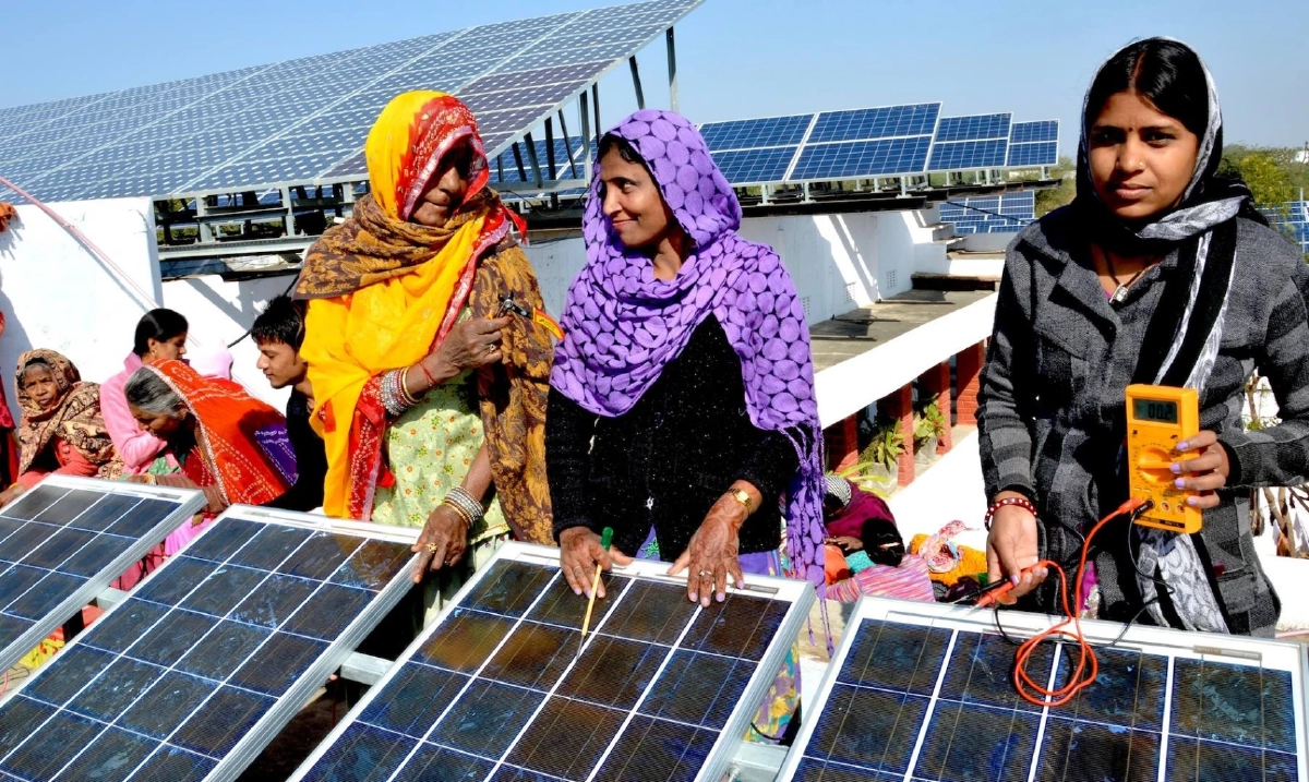Solar Mamas: การรวมตัวของเหล่า ‘แม่’ ผู้ไม่รู้หนังสือ ช่างเทคนิคหญิงที่เข้ามาทลายอคติทางเพศด้วยแผงโซลาร์เซลล์