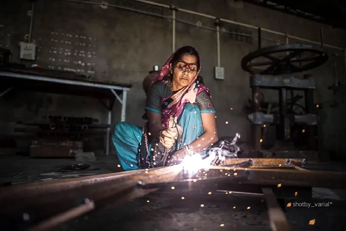 Solar Mamas: การรวมตัวของเหล่า ‘แม่’ ผู้ไม่รู้หนังสือ ช่างเทคนิคหญิงที่เข้ามาทลายอคติทางเพศด้วยแผงโซลาร์เซลล์