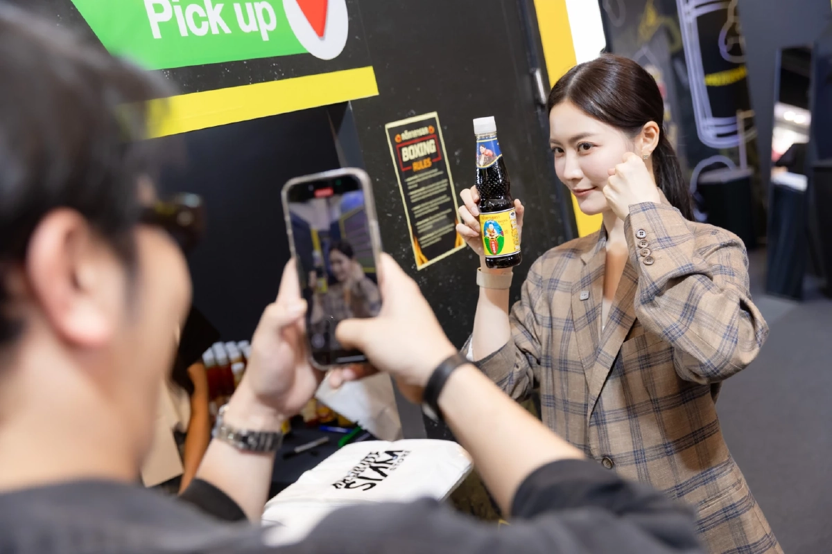 ‘เด็กสมบูรณ์’ และ ‘ลงนวมบอยส์’ จับมือผสานวัฒนธรรมอาหารไทยสู่โลกแฟชั่นในโปรเจกต์คอลแลบอเรชัน “Dek Som Boon x Long Nuam Boyz: The THAIdeaopolis Match presented by Siam Center”