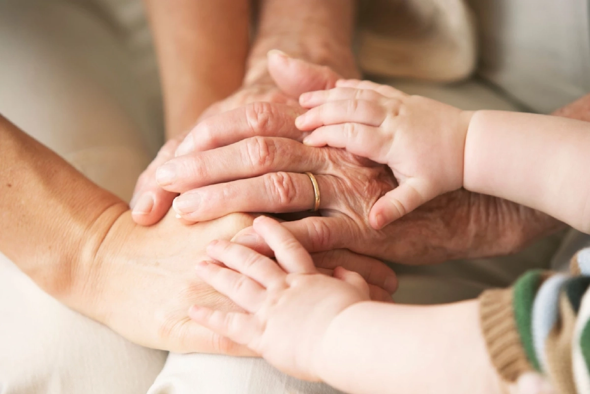 Sandwich Generation วิกฤตเงียบของคนวัยทำงาน เมื่อพ่อแม่แก่ลง ลูกโตขึ้น แต่รายได้โตไม่ทัน