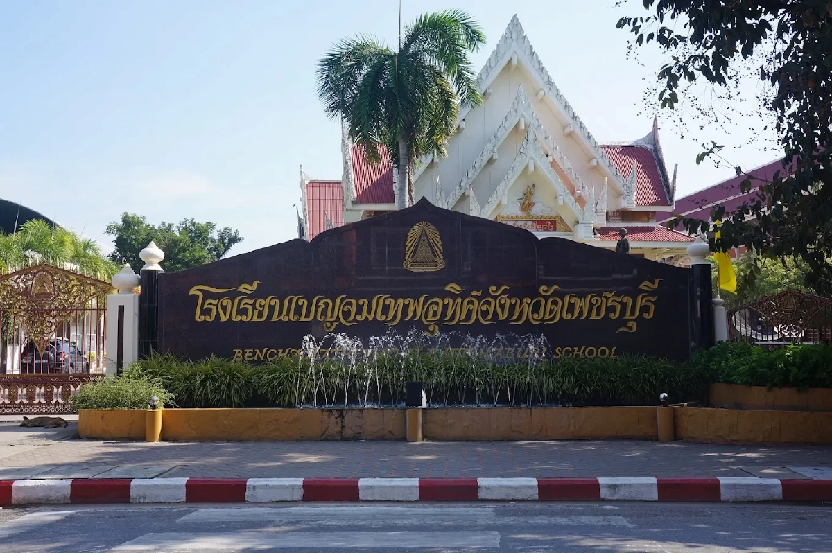 สมเด็จฯ เจ้าฟ้าวไลยอลงกรณ์ กรมหลวงเพชรบุรีราชสิรินธร : เจ้านายสตรี ผู้บุกเบิก ‘โรงเรียนสตรี’ ในไทย