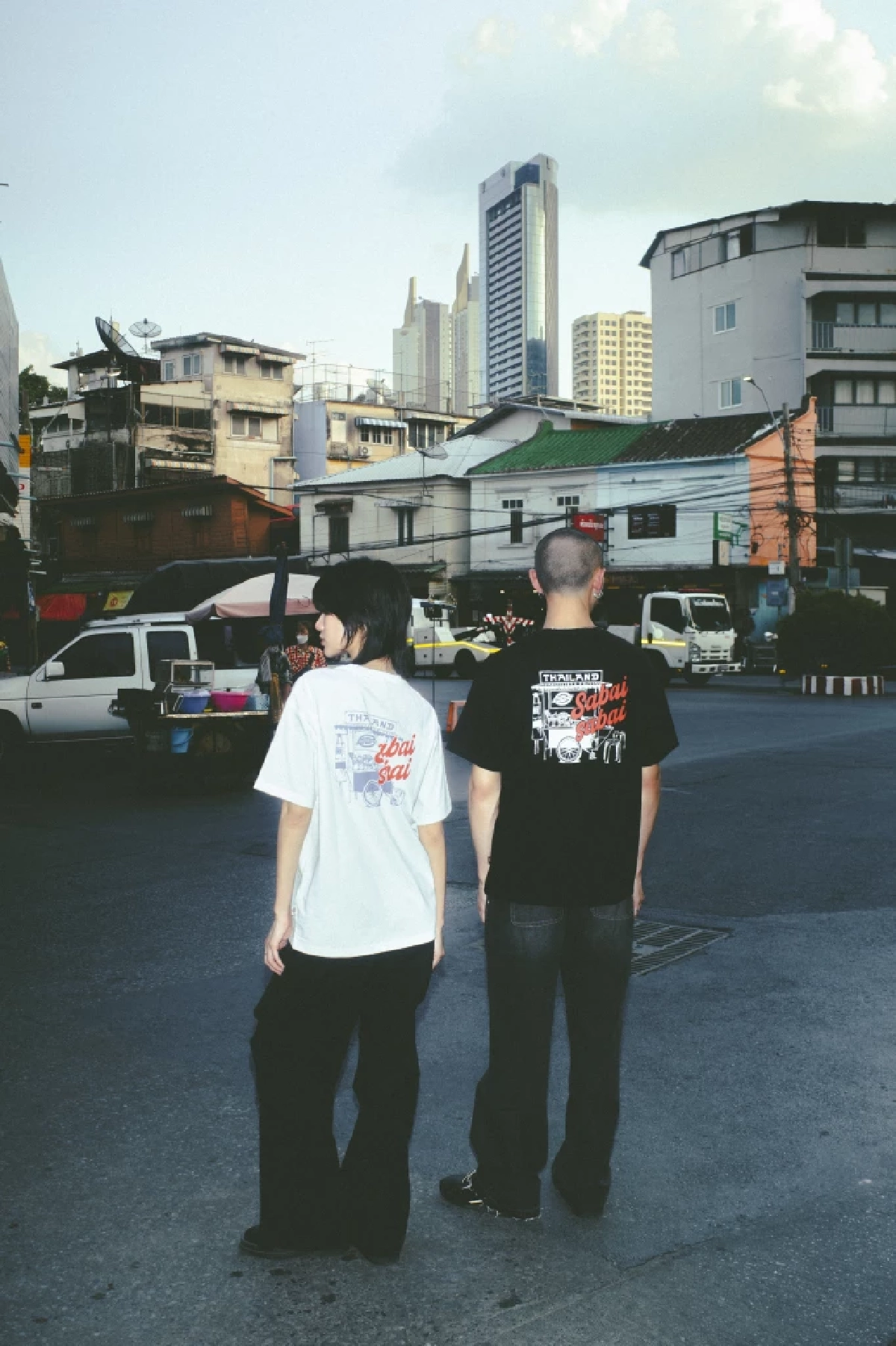 Dickies Thailand ปลุกกระแส Workwear เปิดตัวเสื้อยืดลายพิเศษ "City Tee Thailand Edition" ชูไอคอนนิค ‘รถเข็นผัดไทย’ สะท้อนจิตวิญญาณสตรีทไทย บนย่านประวัติศาสตร์ ‘ทรงวาด’