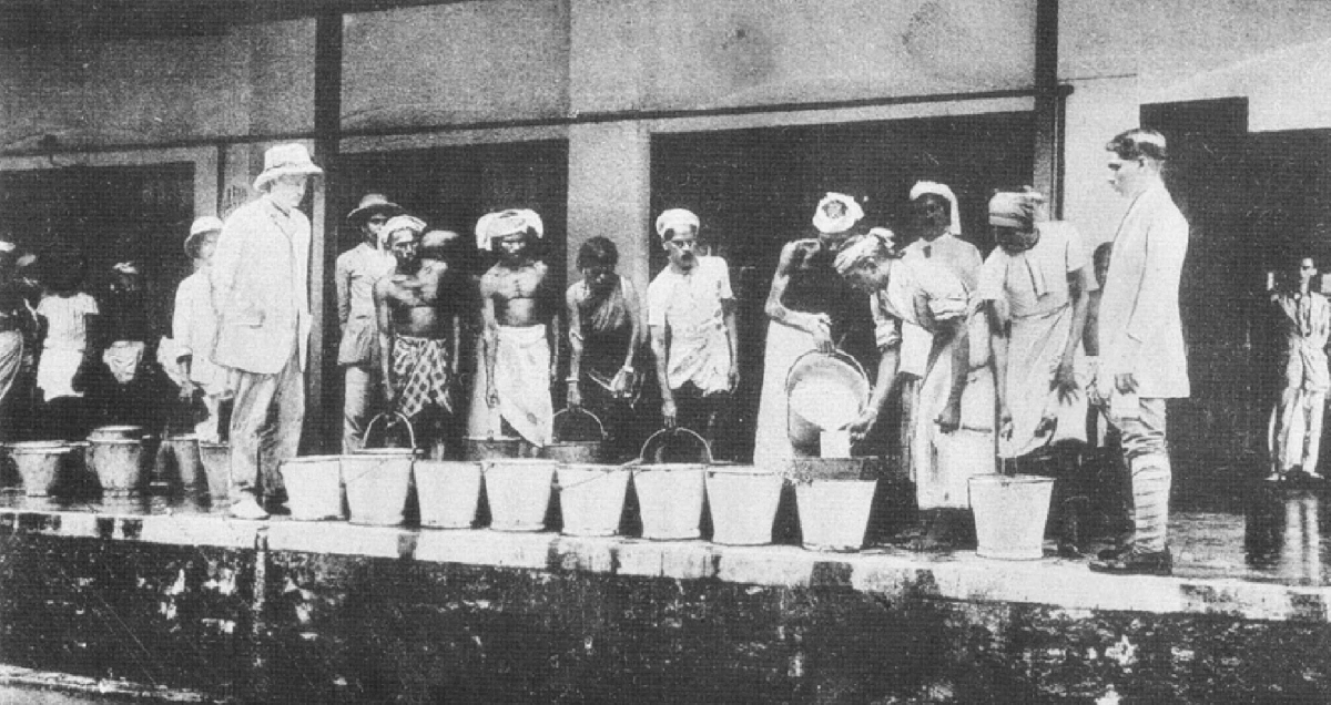 แรงงานชาวอินเดียกำลังนำน้ำยางไปส่งยังจุดรับซื้อ