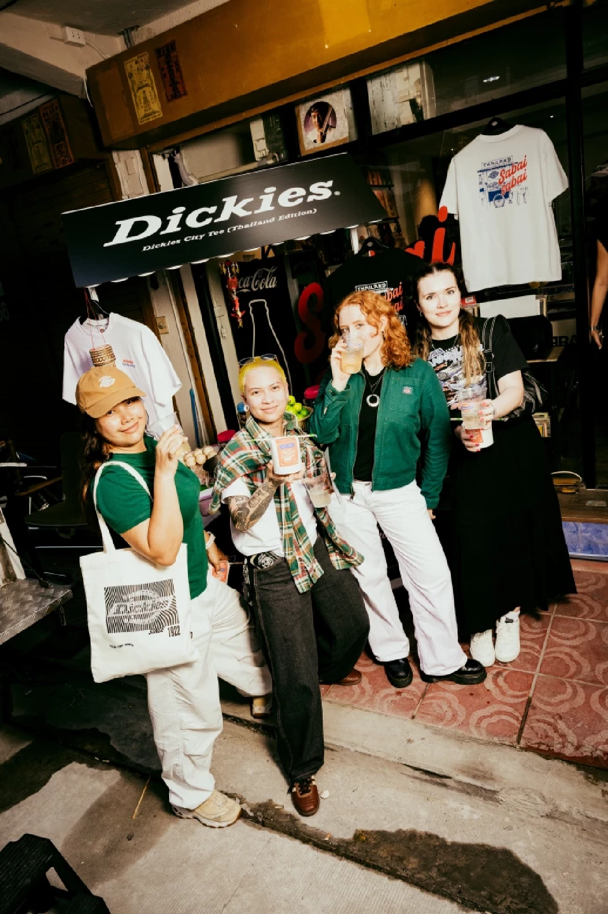 Dickies Thailand ปลุกกระแส Workwear เปิดตัวเสื้อยืดลายพิเศษ "City Tee Thailand Edition" ชูไอคอนนิค ‘รถเข็นผัดไทย’ สะท้อนจิตวิญญาณสตรีทไทย บนย่านประวัติศาสตร์ ‘ทรงวาด’