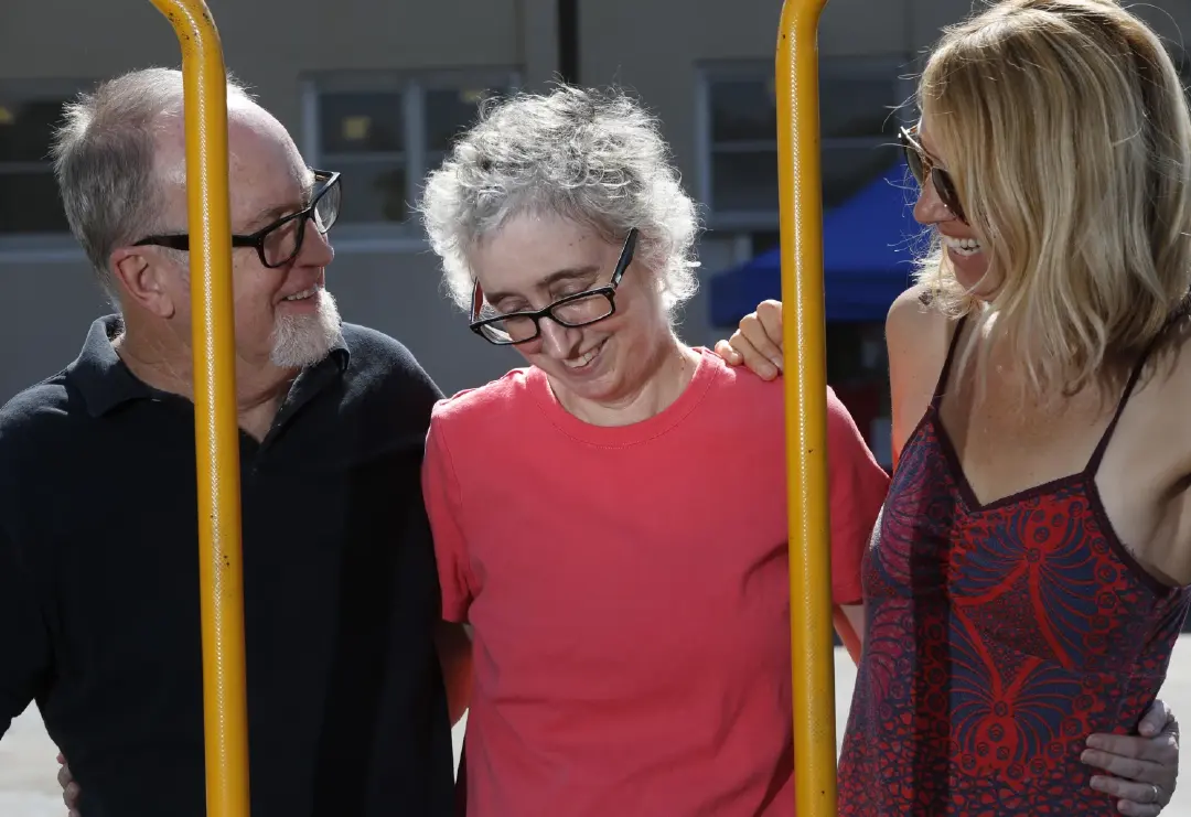 แคโรล คลาร์ก: ครูประถมที่เพื่อนร่วมงานบริจาควันลา 154 วัน เพื่อรักษามะเร็งเต้านม