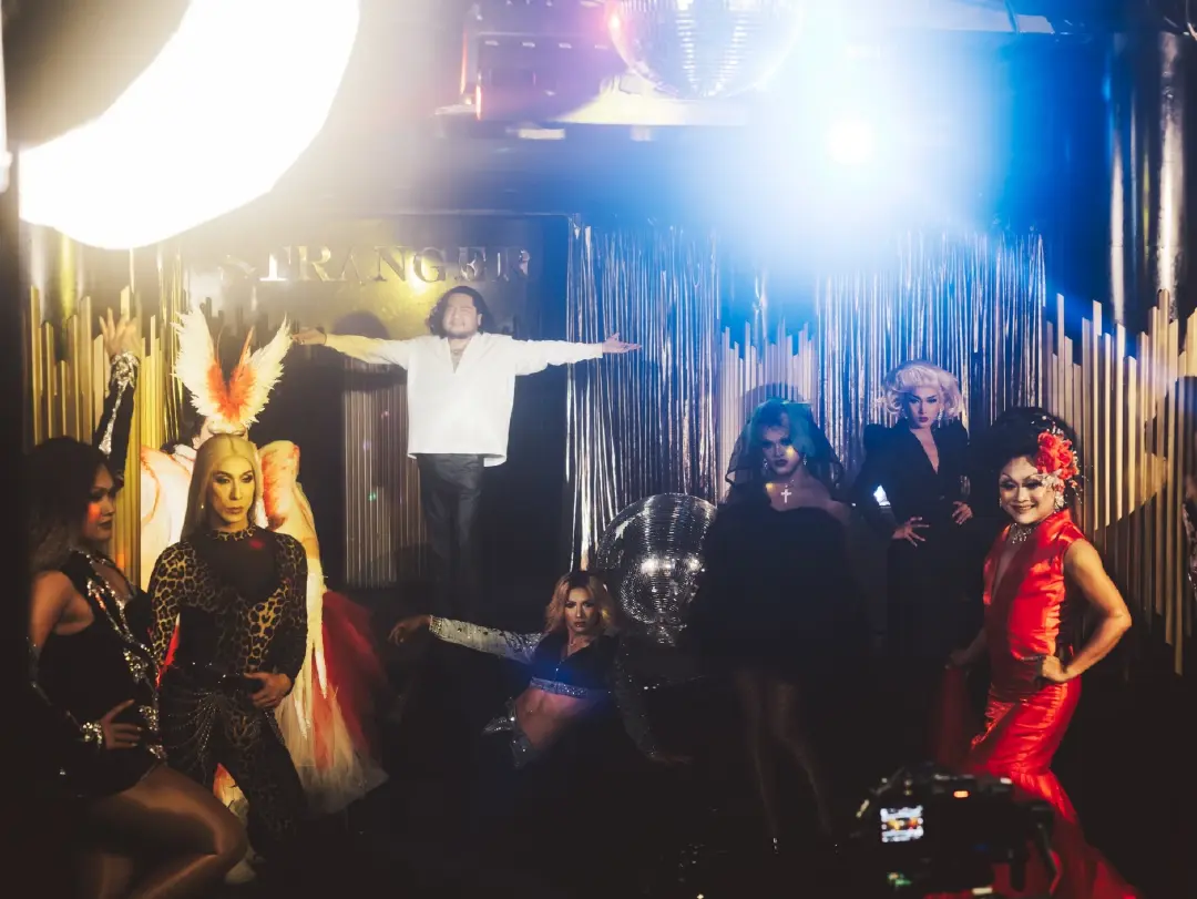 หลบหน่อยตัวแม่มา!! "เบน ชลาทิศ" ส่งเพลงสุดแซบ "Spotlight" รับ Pride Month!! ชวนทุกคนเฉิดฉายในแบบตัวเอง!!  พร้อมดึงเหล่า Drag Queen แดนซ์สะบัดใน