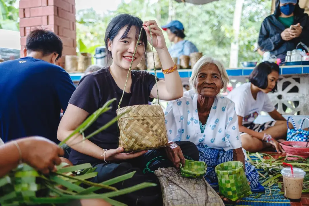 โซดา-สุนารี วารีขจรผล : ถอดหน้ากาก ‘คนเมือง’ คืนชีพวิญญาณ 'ปกาเกอะญอ'  เพื่อบอกเล่าเรื่องราวพี่น้องชาติพันธุ์ทั่วไทยให้เป็นที่รู้จัก  .