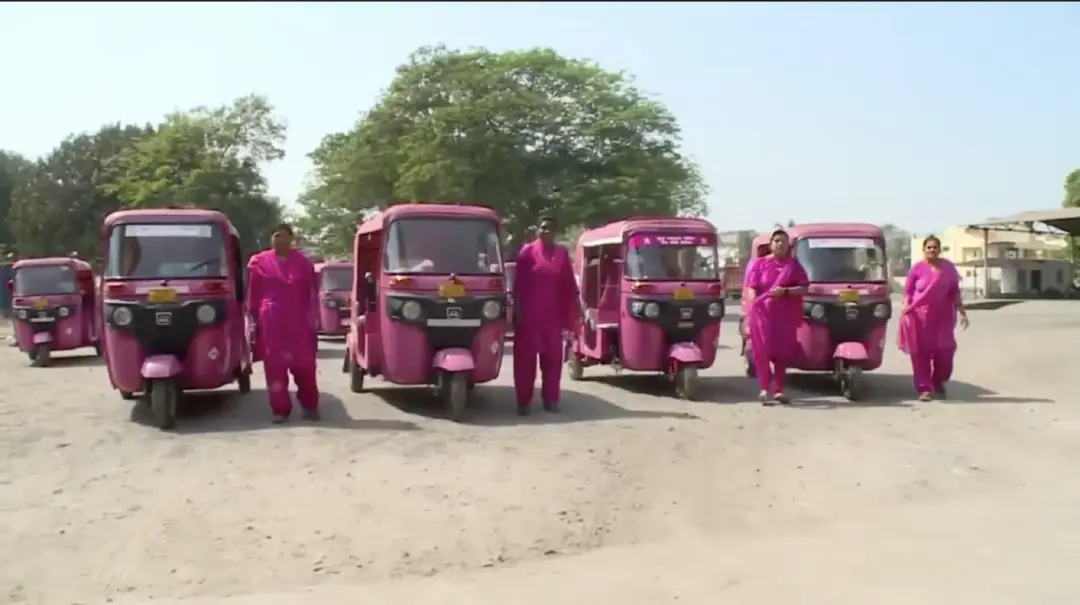 Pink Rickshaw: รถตุ๊กตุ๊กสีชมพูที่ให้ ‘แม่ ๆ’ มาขับรับส่งผู้โดยสารหญิง เพื่อลดอัตราการถูกข่มขืนในอินเดีย