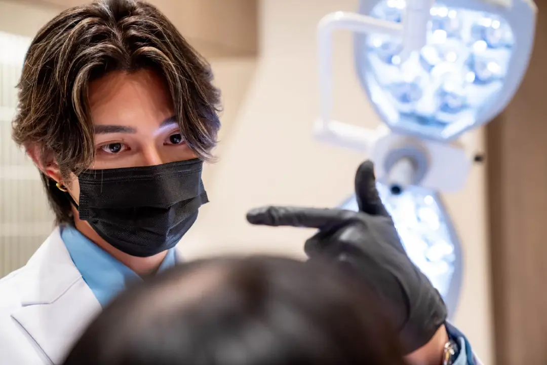 เบื้องหลังเข็มฉีดยาคือเข็มทิศชีวิต: ‘หมอคิดะ’ กับปรัชญาความงามที่ปฏิเสธการ ‘เปลี่ยนหน้า’ เพื่อรักษา ‘ใจ’