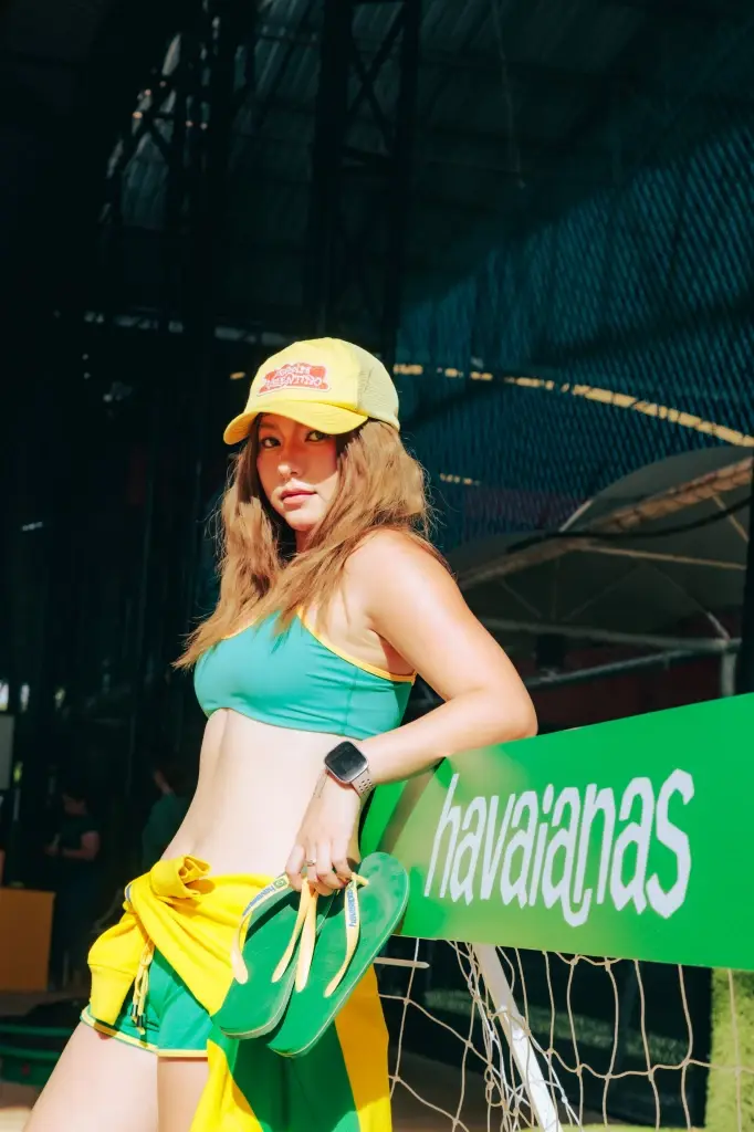 Havaianas ปลุกกระแสสปอร์ตไลฟ์สไตล์ ชวนคู่จิ้นสุดฮอต ‘ติวเตอร์ - ยิม’ เสิร์ฟโมเมนต์สุดฟิน  แท็กทีมซุป’ตาร์นักเตะขวัญใจชาวไทย ลงสนามโชว์สเต็ปบีชฟุตบอล  พร้อมเปิดตัวคอลเลกชันพิเศษ “Top Nations Collection” ในงาน “Football Beach Party”
