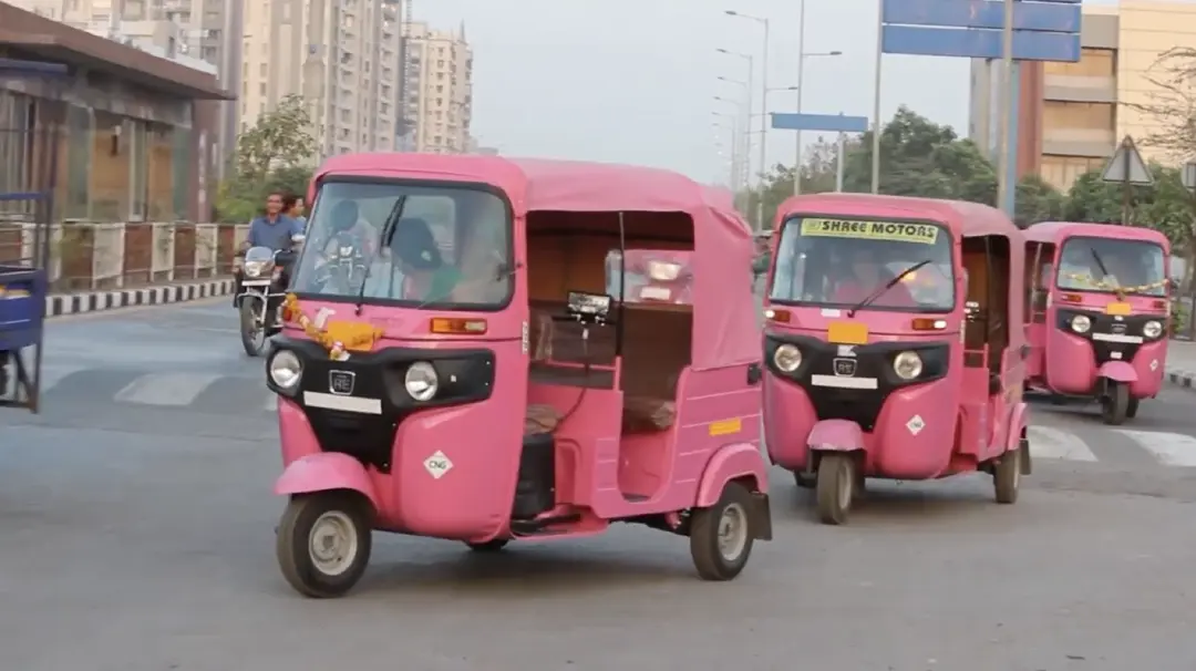 Pink Rickshaw: รถตุ๊กตุ๊กสีชมพูที่ให้ ‘แม่ ๆ’ มาขับรับส่งผู้โดยสารหญิง เพื่อลดอัตราการถูกข่มขืนในอินเดีย