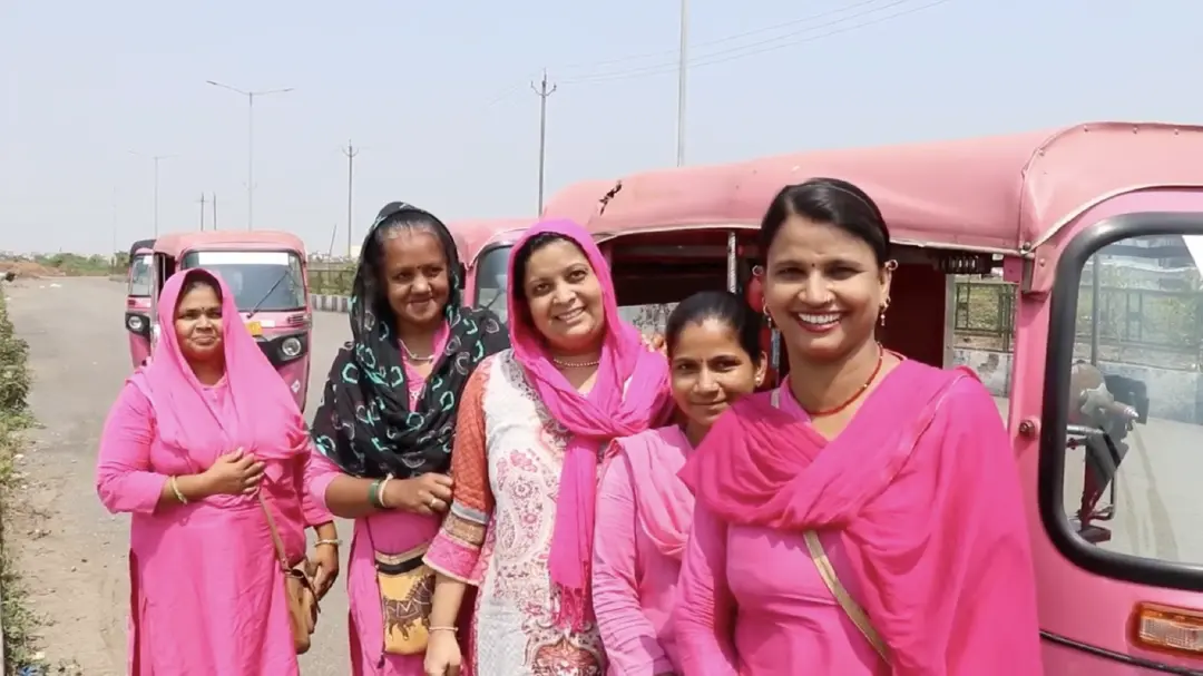 Pink Rickshaw: รถตุ๊กตุ๊กสีชมพูที่ให้ ‘แม่ ๆ’ มาขับรับส่งผู้โดยสารหญิง เพื่อลดอัตราการถูกข่มขืนในอินเดีย