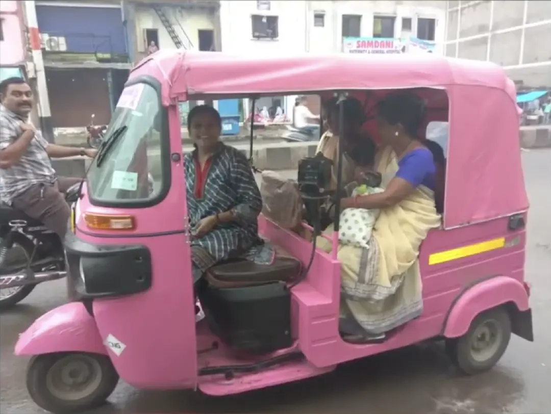 Pink Rickshaw: รถตุ๊กตุ๊กสีชมพูที่ให้ ‘แม่ ๆ’ มาขับรับส่งผู้โดยสารหญิง เพื่อลดอัตราการถูกข่มขืนในอินเดีย