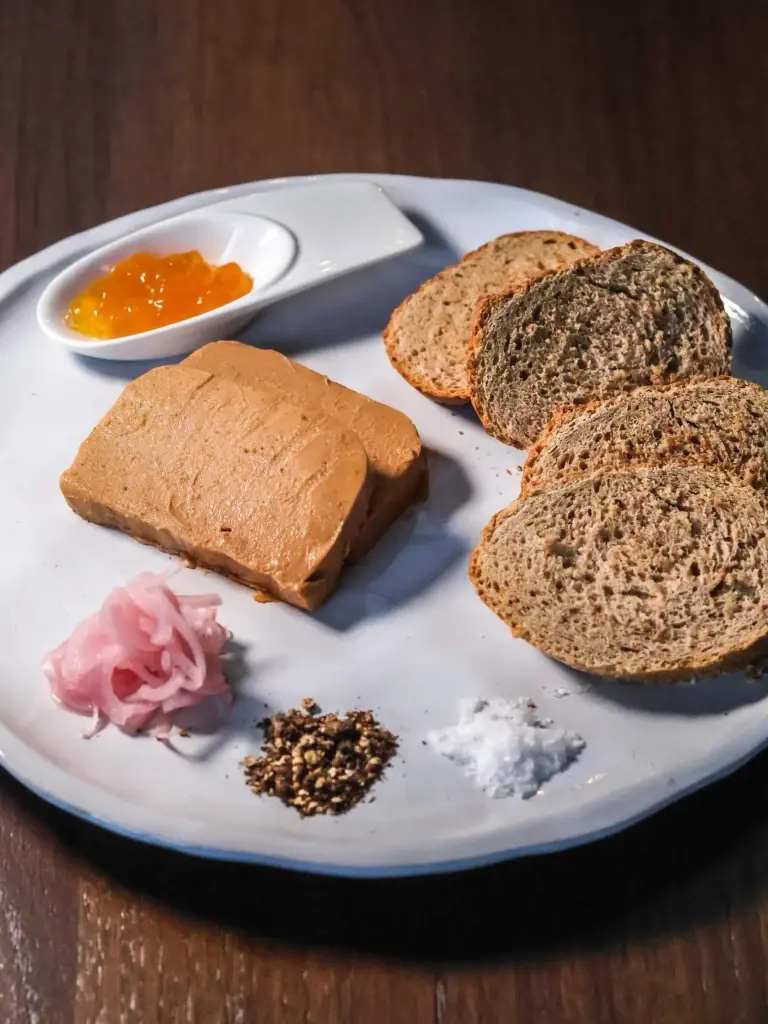 YANG ย่าง ร้านสเต๊กและไวน์บาร์น้องใหม่ ใกล้เมกะบางนาในราคาที่เข้าถึงได้