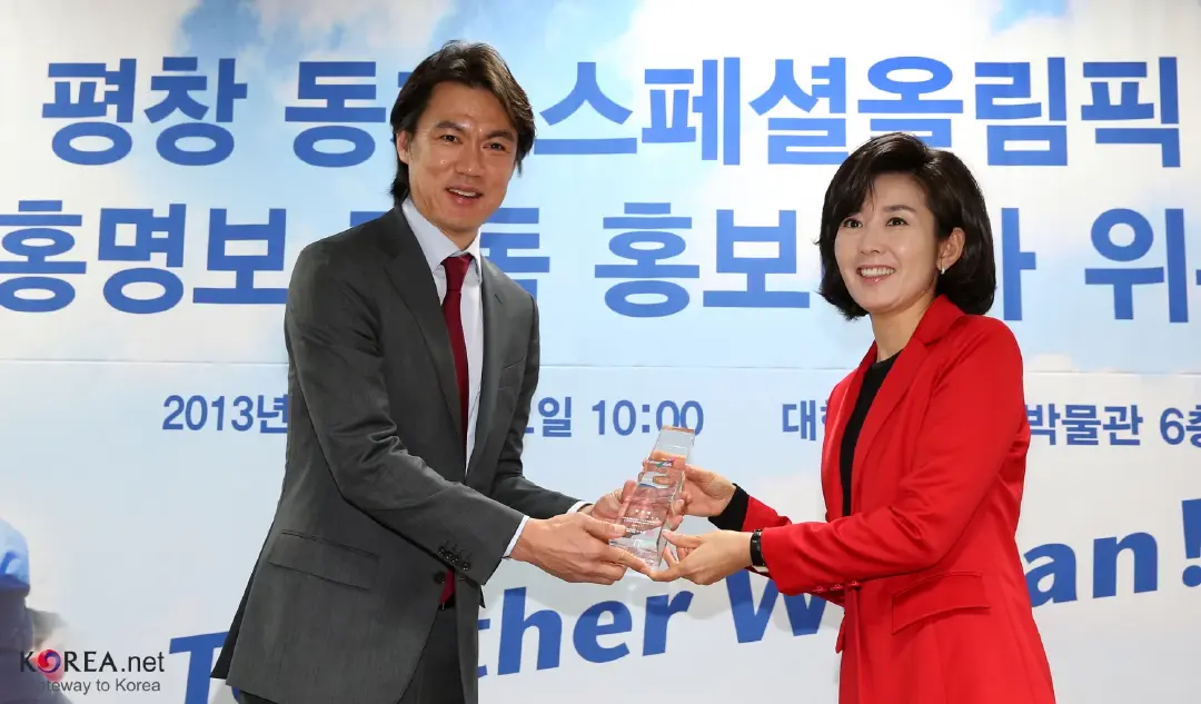 ฮง มยองโบ : วีรบุรุษผู้ทำลายศรัทธาด้วยระบบอุปถัมภ์