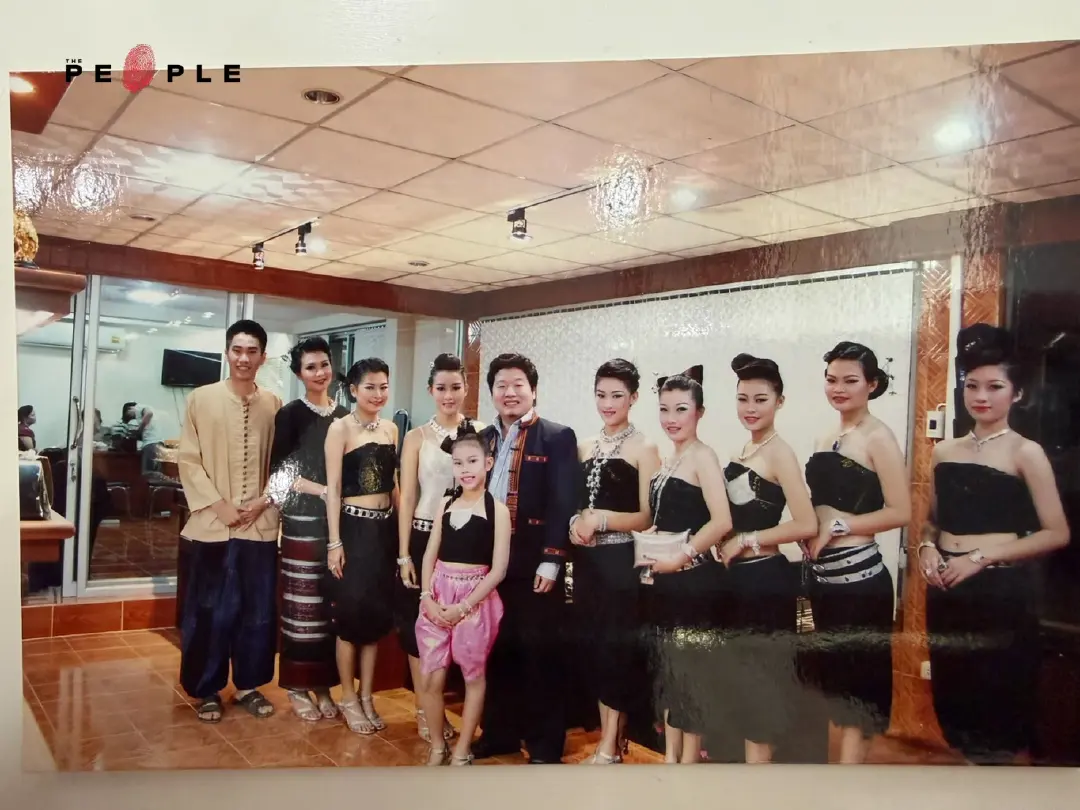 ชัยพฤกษ์ รุ่งรชตะวาณิช : ทายาทรุ่น 4 ‘ดอยซิลเวอร์’ ผู้ต่อลมหายใจเครื่องเงิน ‘อิ้วเมี่ยน’ ให้เป็นมรดกส่งถึงคนรุ่นหลัง