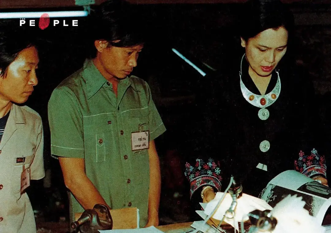 จั้นต้อง รุ่งรชตะวาณิช (ด้านซ้าย)