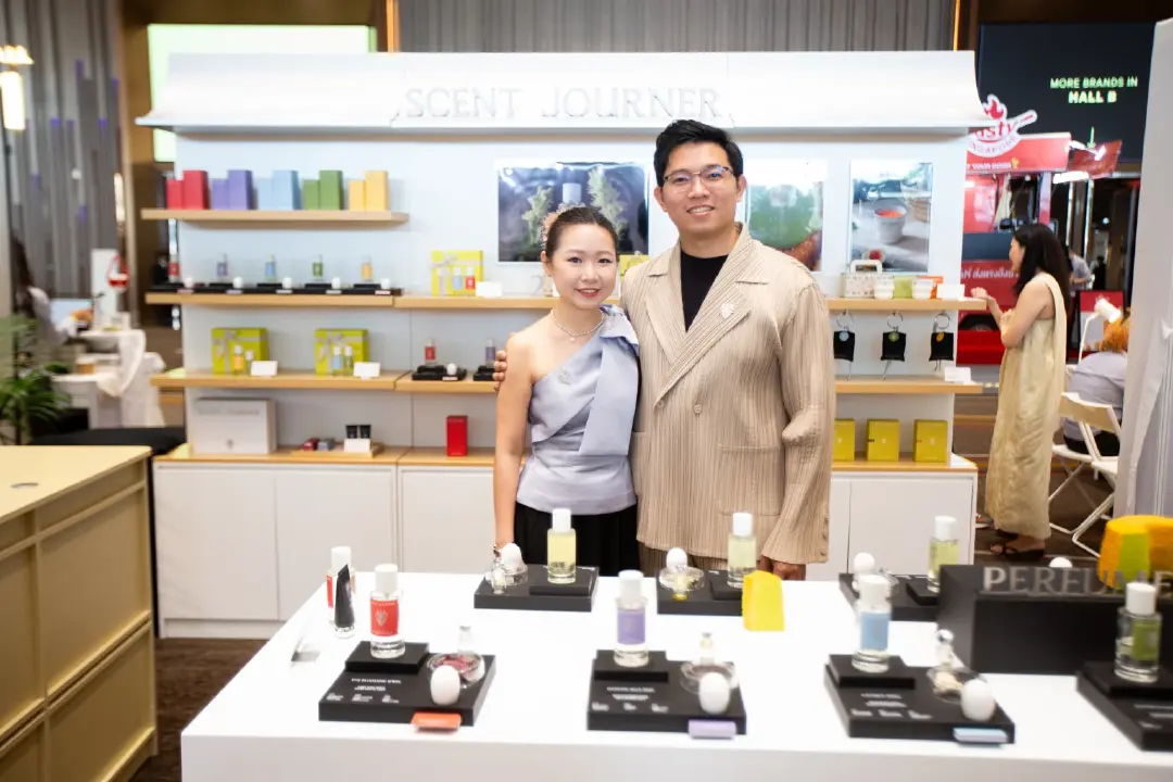 Joyce Lian (ซ้าย) และ Alex Lim (ขวา)  ผู้ร่วมก่อตั้ง Scent Journer