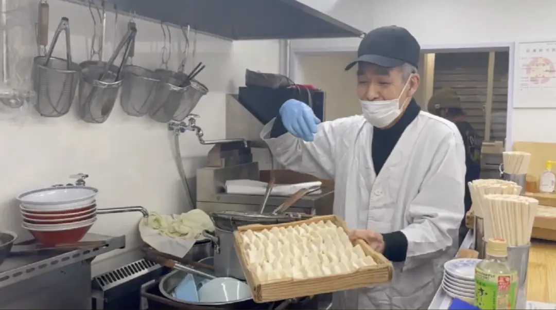 ซาดาฮิโระ อิโนอุเอะ : คุณปู่ผู้เปิดร้านขายเกี๊ยวให้นักศึกษา ‘กินฟรี’ ไปแล้วกว่า 40,000 มื้อ แลกกับการช่วยล้างจาน 30 นาที