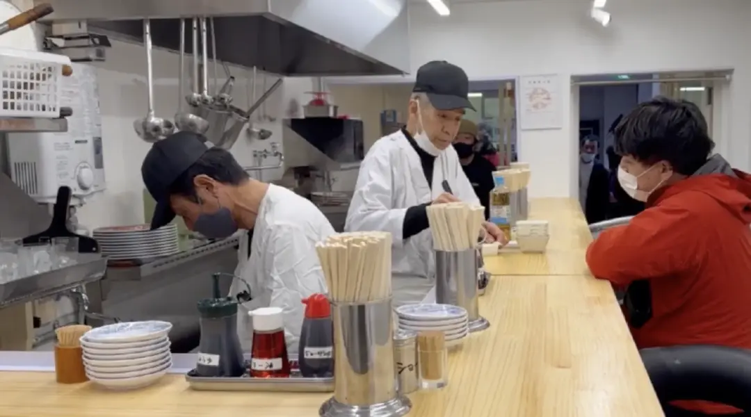 ซาดาฮิโระ อิโนอุเอะ : คุณปู่ผู้เปิดร้านขายเกี๊ยวให้นักศึกษา ‘กินฟรี’ ไปแล้วกว่า 40,000 มื้อ แลกกับการช่วยล้างจาน 30 นาที