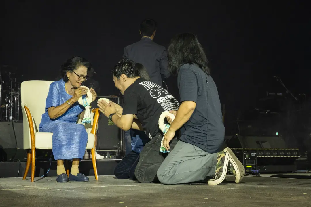 “SEK LOSO Rebirth KORAT” “เสก โลโซ” บุกเดอะมอลล์โคราช พร้อมซีนกราบแม่บนเวทีต้อนรับวันแม่แห่งชาติ