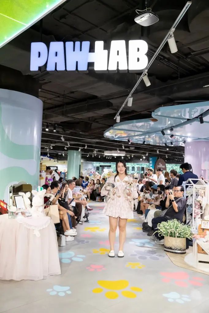 สยามดิสคัฟเวอรี่ เปลี่ยน PAW LAB สู่รันเวย์ครั้งแรก ชวนเหล่าเพื่อนสี่ขาและเจ้าของมาแสดงตัวตนผ่านแฟชั่นและ Pet Lifestyle
