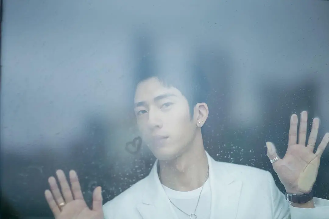 จิ่งป๋อหราน: บอสสุดเนี้ยบและนักแสดงที่ไม่ยอมแพ้ให้กาลเวลา