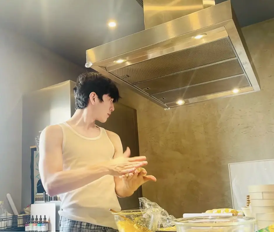 จิ่งป๋อหราน: บอสสุดเนี้ยบและนักแสดงที่ไม่ยอมแพ้ให้กาลเวลา