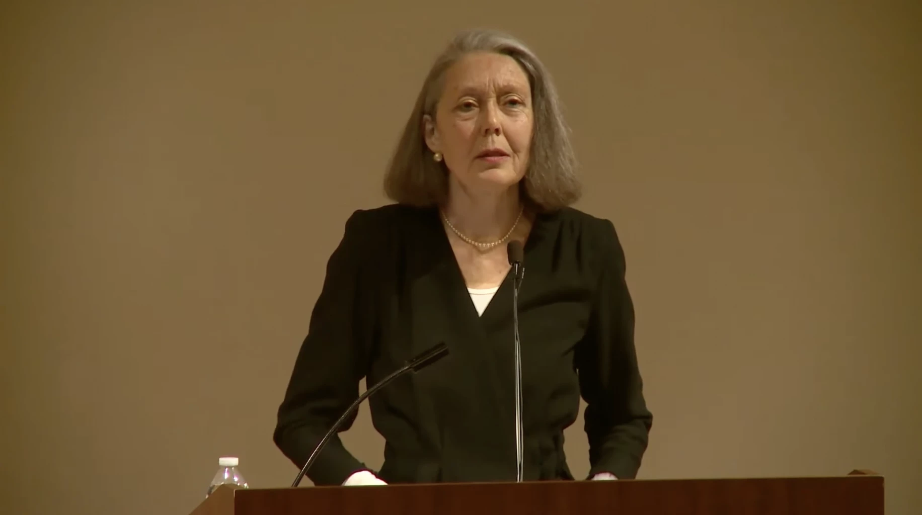 แคปหน้าจอมาจากวิดีโอ ZVWS POETRY: Anne Carson [January 22nd 2016]