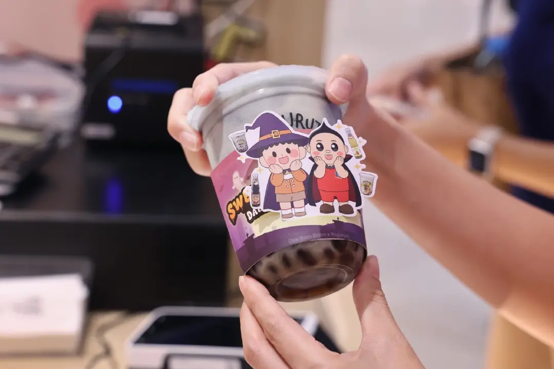 เด็กสมบูรณ์ สร้างสีสันครั้งใหม่ พาเครื่องปรุงรสบุกตลาดโยเกิร์ต แท็กทีม โยกุรุโตะ เจ้าตลาดโยเกิร์ตสดปั่นขวัญใจ GEN Z ครีเอทเมนูว้าวต้อนรับเทศกาลฮาโลวีนให้สดชื่นนัวร์ทั่วประเทศ