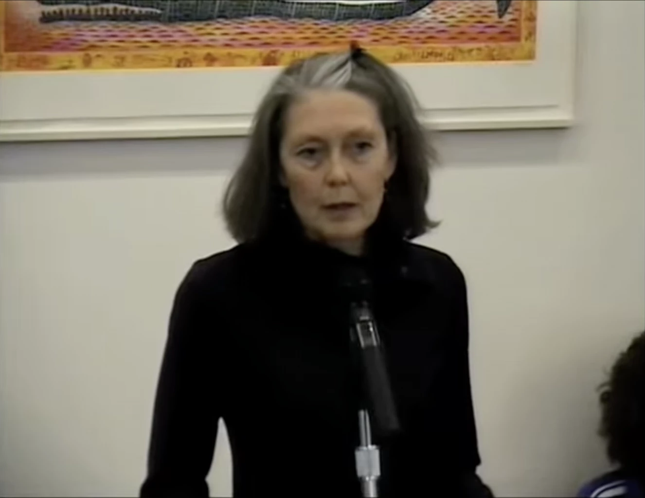 แคปหน้าจอจากวิดีโอการบรรยาย The Blaney Lecture: Anne Carson (ปี 2010) จัดโดยสถาบัน Academy of American Poets