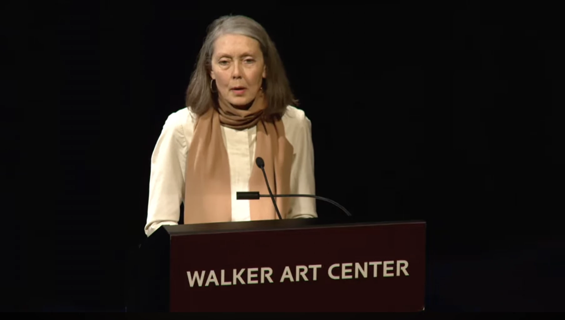 แคปหน้าจอมาจากวิดีโอการอ่านบทกวีที่สถาบัน Walker Art Center ในโปรแกรม Free Verse: Anne Carson (ปี 2011)