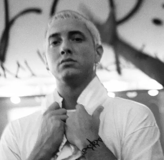 Eminem กับสงครามการนอนไม่หลับ เบื้องหลังฟอยล์ปิดหน้าต่าง ยานอนหลับ และการต่อสู้กับการติดยาจนเกือบอวัยวะล้มเหลว