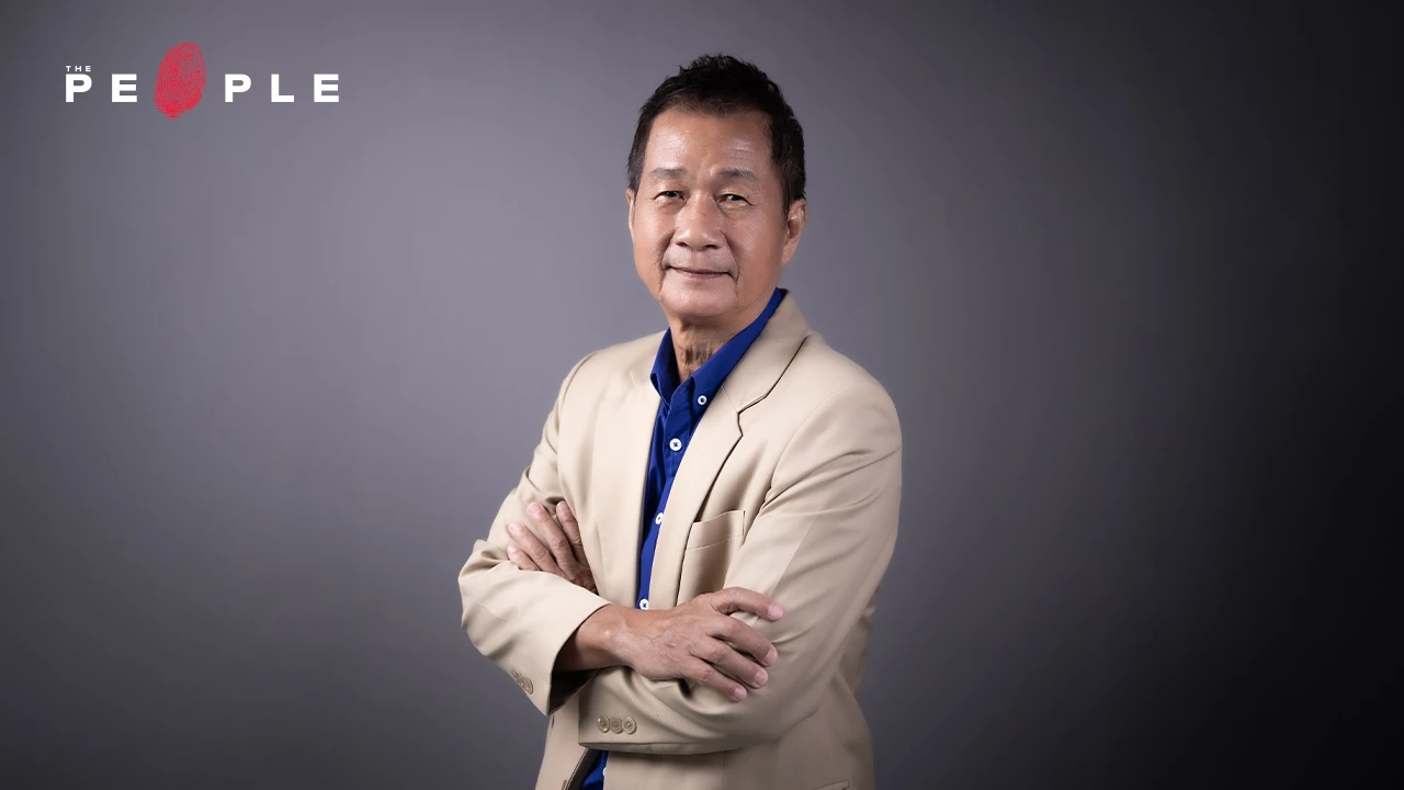 ซีรีส์ หมอใจพิเศษ Good Doctor 2567 ท่ามกลางเสียงจังหวะหัวใจในห้องผ่าตัดที่เยือกเย็น 'โฌน' ชายหนุ่มออทิสติกผู้มีอัจฉริยภาพเหนือใคร ต้องก้าวเข้าสู่สมรภูมิชุดกาวน์ที่เต็มไปด้วยอคติและการตั้งคำถาม จากปมในอดีตที่สูญเสียพี่ชาย สู่ความฝันในการเป็นศัลยแพทย์ที่โลกมองว่าเป็นไปไม่ได้ เส้นทางสายนี้ไม่ได้มีเพียงคมมีดที่เฉียบคม แต่คือการเยียวยาหัวใจผู้คน… และการพิสูจน์ว่าความแตกต่างไม่ใช่ขีดจำกัดของคำว่า 'หมอ' 17 BOYloQSKPLUsgKMJtr8F