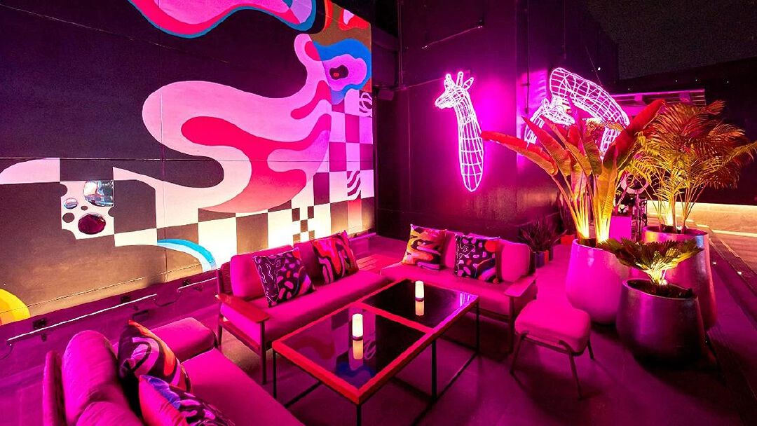 พิงค์ยีราฟ (Pink Giraffe) รูฟท็อปบาร์แห่งแรกใจกลางย่านบางนา