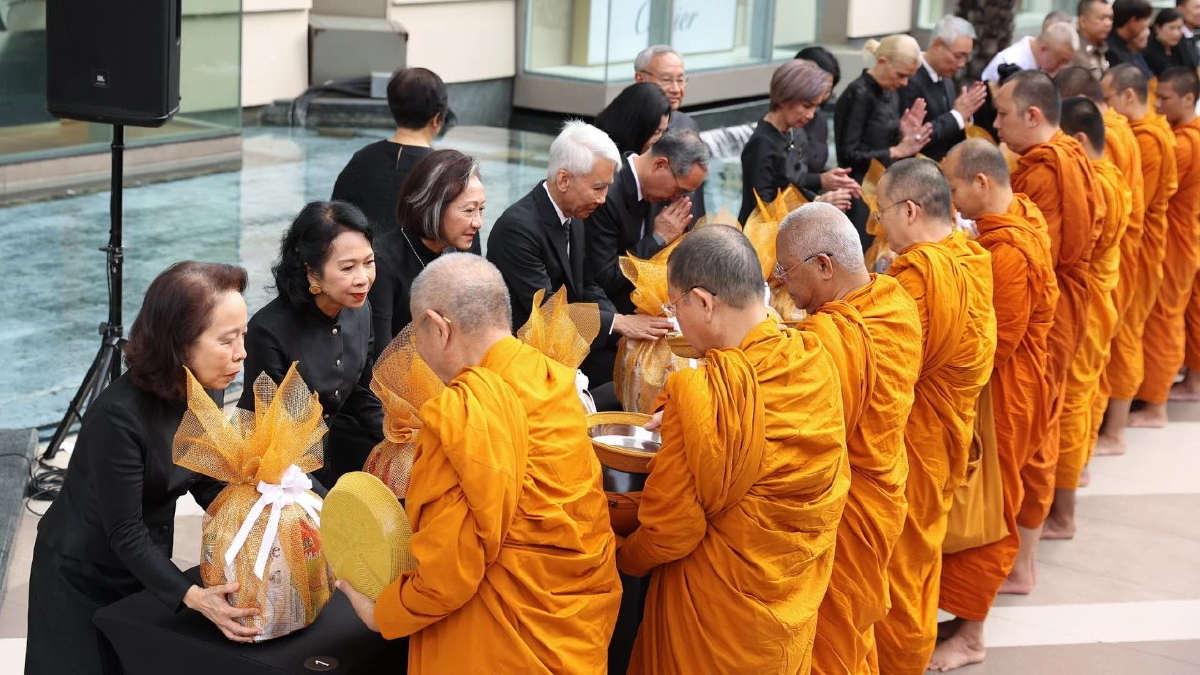 กลุ่มบริษัทสยามพิวรรธน์ พร้อมพันธมิตร และประชาชน ร่วมตักบาตรพระสงฆ์ 93 รูป อุทิศถวายพระราชกุศลและน้อมถวายความอาลัยสมเด็จฯ พระบรมราชชนนีพันปีหลวง เสด็จสวรรคตครบสัตตมวาร