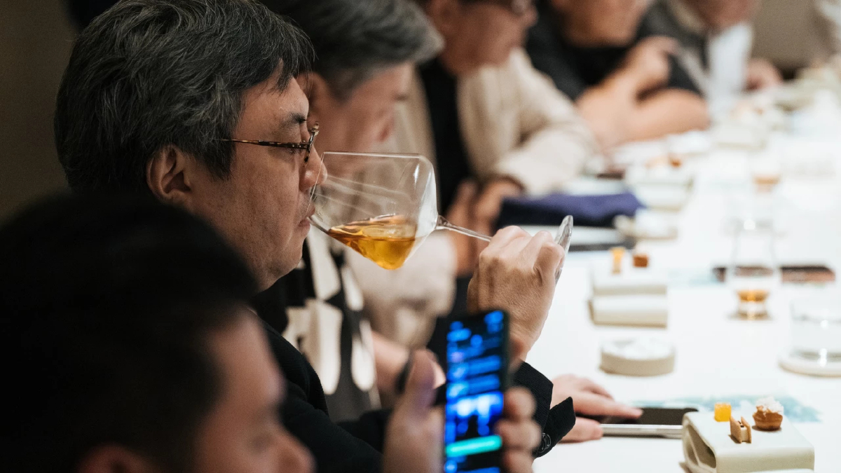 เมื่อ ‘จูยอนได’ นั่งร่วมโต๊ะกับความทรงจำ บันทึกค่ำคืนสาเกในโลกโอมาคาเสะ