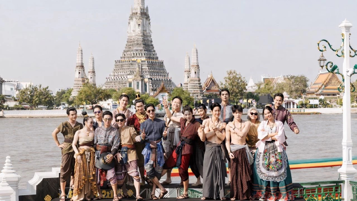 'เซนจูรี่ ยูยู ฯ' สุดปัง บวงสรวงเปิดตัว ซีรีส์พหุจักรวาล 'บุพเพสันนิวาส' โซเชียลสนั่นทันที 'ออกัส – เล้ง' สวมบท 'พ่อเดช-พ่อแก้ว' รับปฐมบทแห่งจักรวาลใหม่