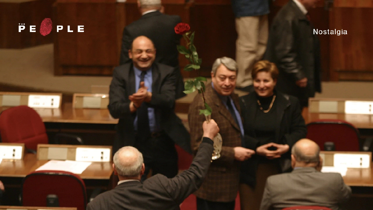 ‘การปฏิวัติดอกกุหลาบ’ เมื่อประชาชนล้ม ‘การเลือกตั้ง’ ด้วยดอกไม้ ความหวัง สันติ