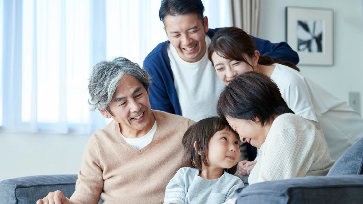 Sandwich Generation วิกฤตเงียบของคนวัยทำงาน เมื่อพ่อแม่แก่ลง ลูกโตขึ้น แต่รายได้โตไม่ทัน