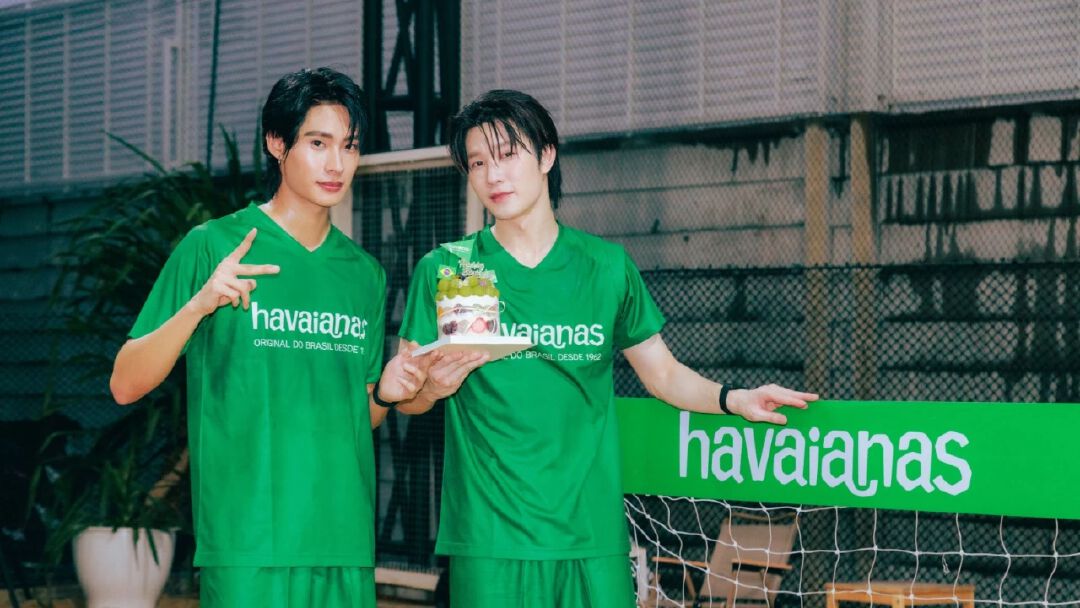 Havaianas ปลุกกระแสสปอร์ตไลฟ์สไตล์ ชวนคู่จิ้นสุดฮอต ‘ติวเตอร์ - ยิม’ เสิร์ฟโมเมนต์สุดฟิน  แท็กทีมซุป’ตาร์นักเตะขวัญใจชาวไทย ลงสนามโชว์สเต็ปบีชฟุตบอล  พร้อมเปิดตัวคอลเลกชันพิเศษ “Top Nations Collection” ในงาน “Football Beach Party”