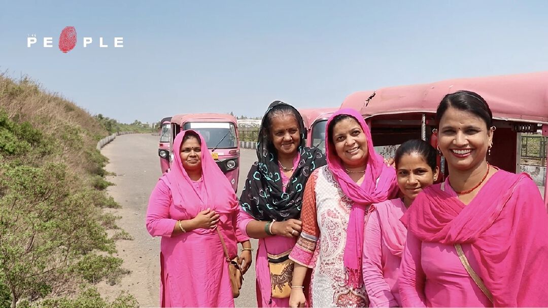 Pink Rickshaw: รถตุ๊กตุ๊กสีชมพูที่ให้ ‘แม่ ๆ’ มาขับรับส่งผู้โดยสารหญิง เพื่อลดอัตราการถูกข่มขืนในอินเดีย