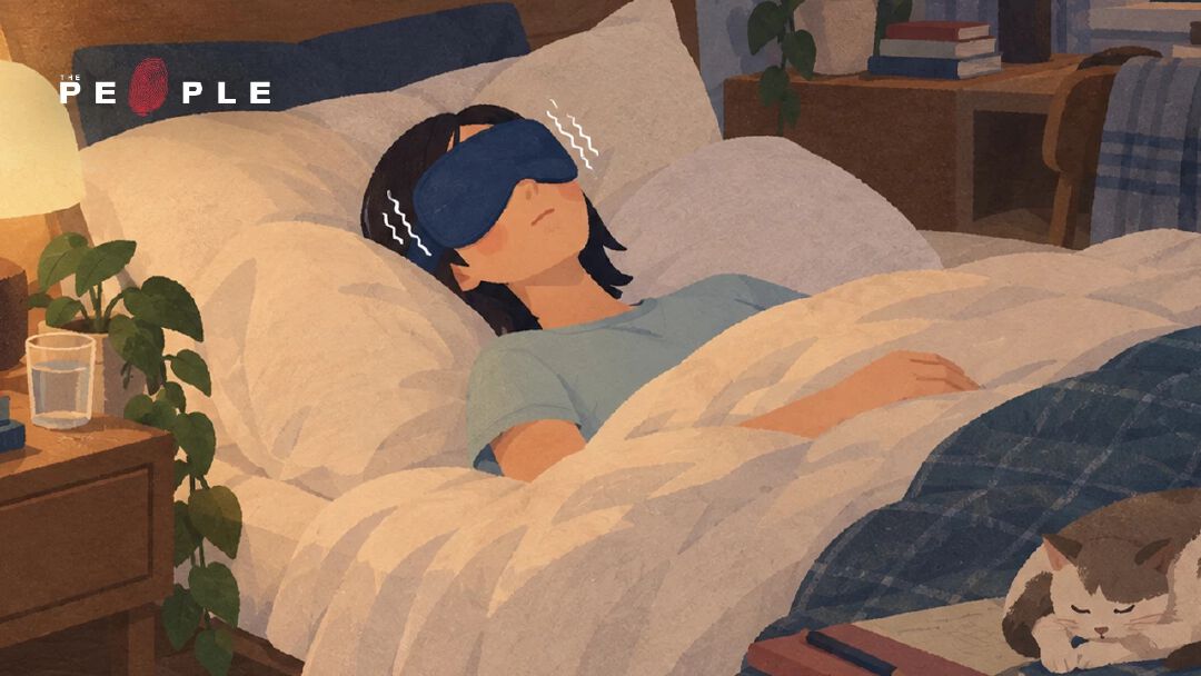 โตแล้วก็อยากถูกกล่อม รู้จัก ‘Therabody SleepMask’ หน้ากากปิดตานอนที่ใช้ ‘แรงสั่น’ เบา ๆ พาเราเข้านอน